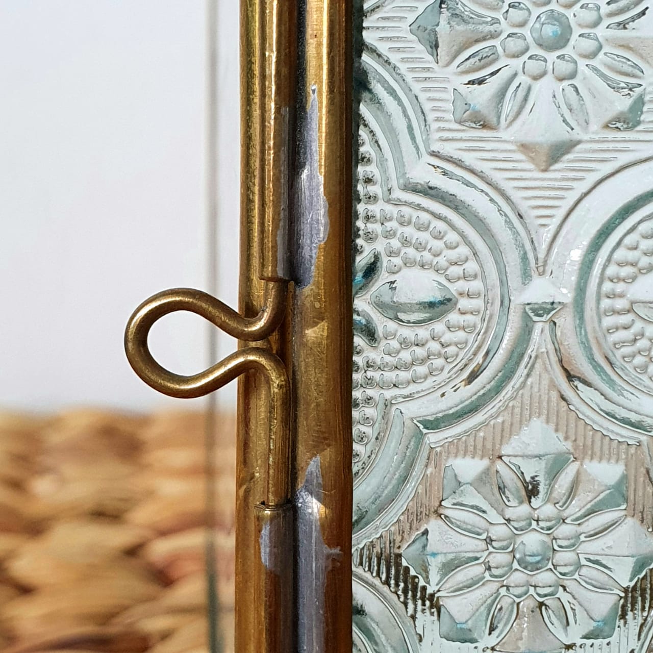 Vintage Embossed Glass Tissue Box｜Gold-Framed Square Tissue Holder｜Luxury Decorative Storage Box for Home & Office