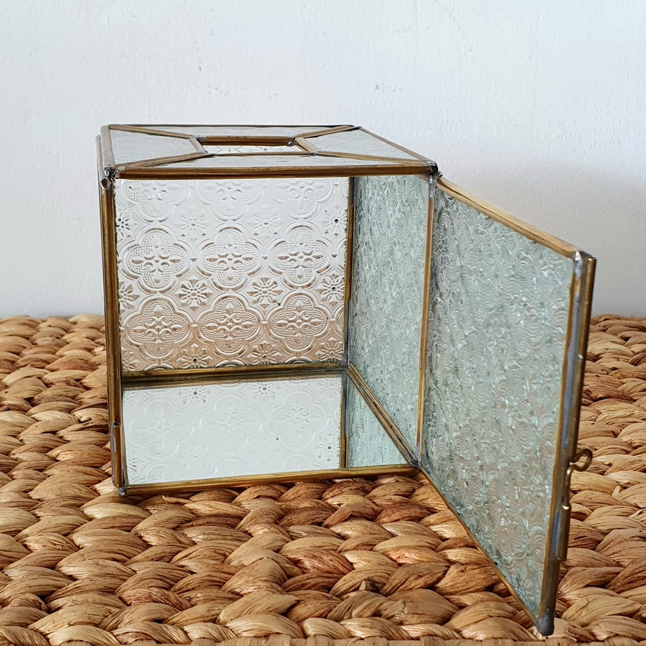 Vintage Embossed Glass Tissue Box｜Gold-Framed Square Tissue Holder｜Luxury Decorative Storage Box for Home & Office