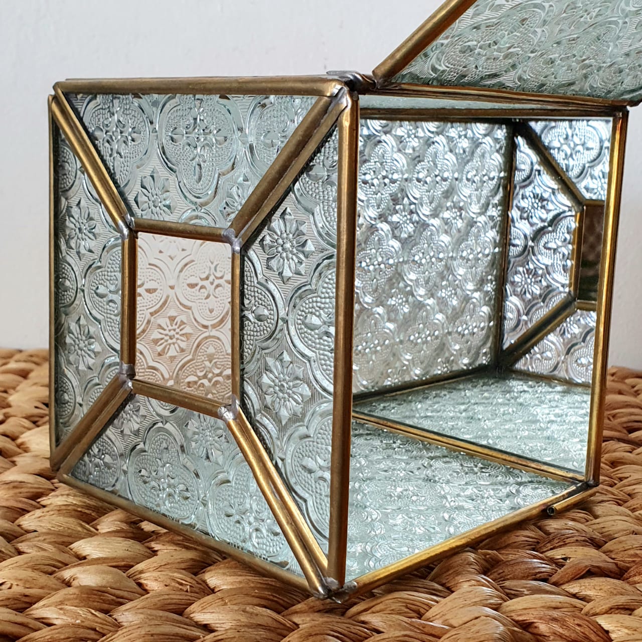 Vintage Embossed Glass Tissue Box｜Gold-Framed Square Tissue Holder｜Luxury Decorative Storage Box for Home & Office