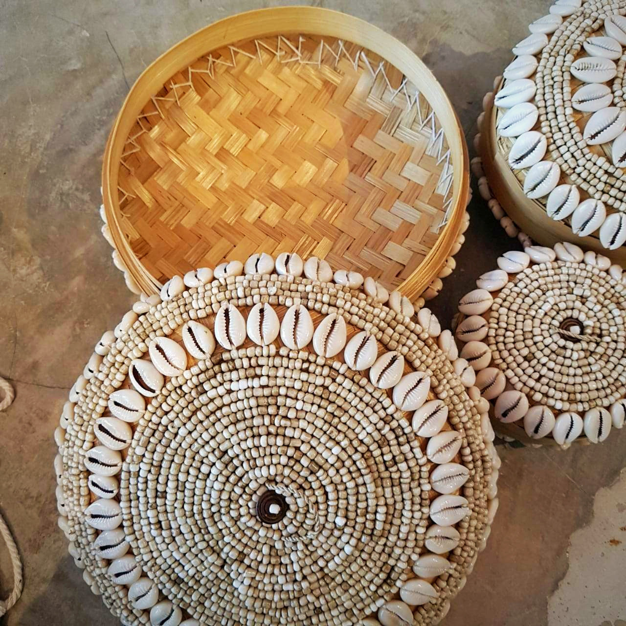 Handwoven Round Shell Storage Box Set of 3｜Boho Rattan Organizer｜Natural Decorative Baskets with Seashell Detail