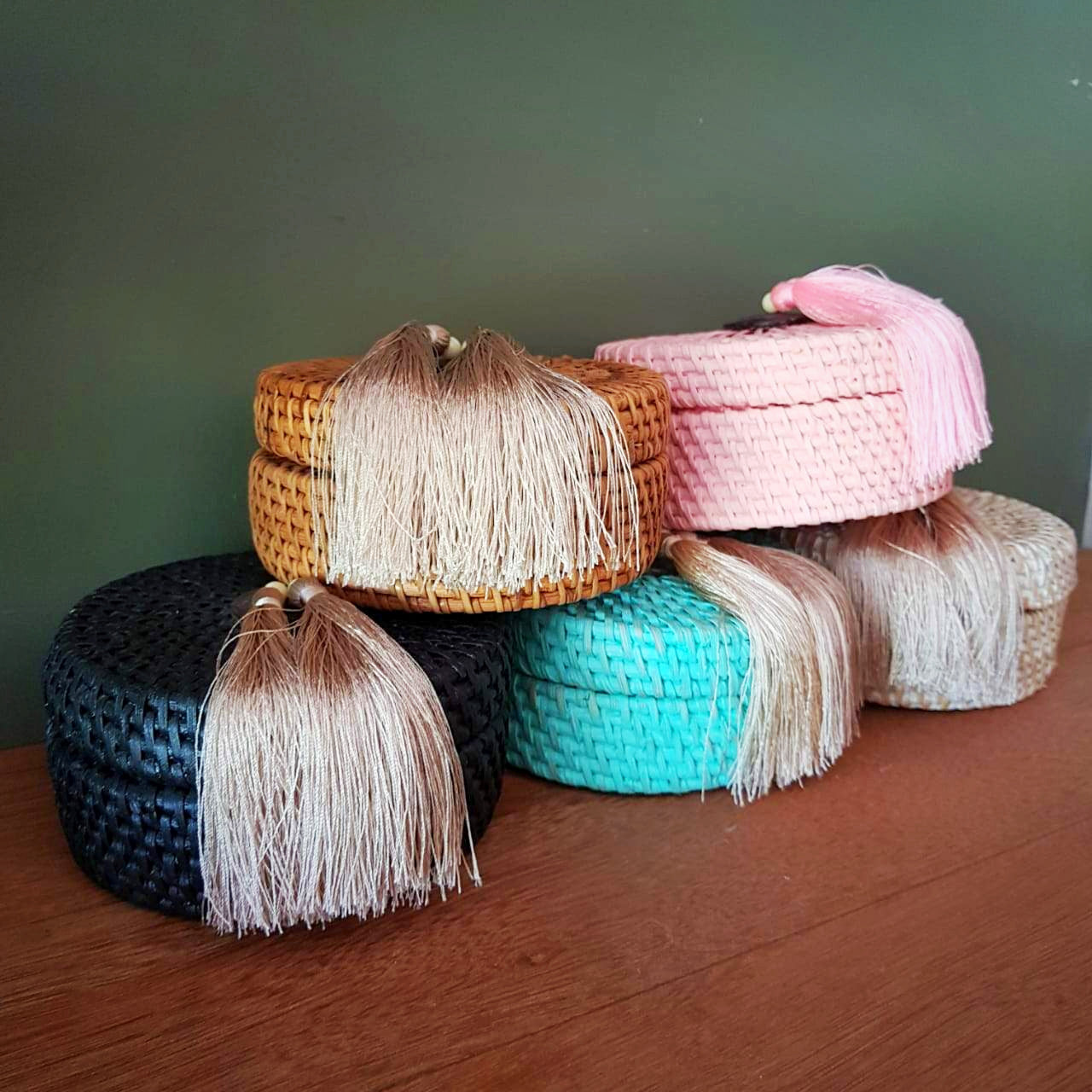 Handwoven Round Tassel Rattan Storage Box｜Boho Wicker Organizer｜Natural Decorative Container – Multiple Colors Available