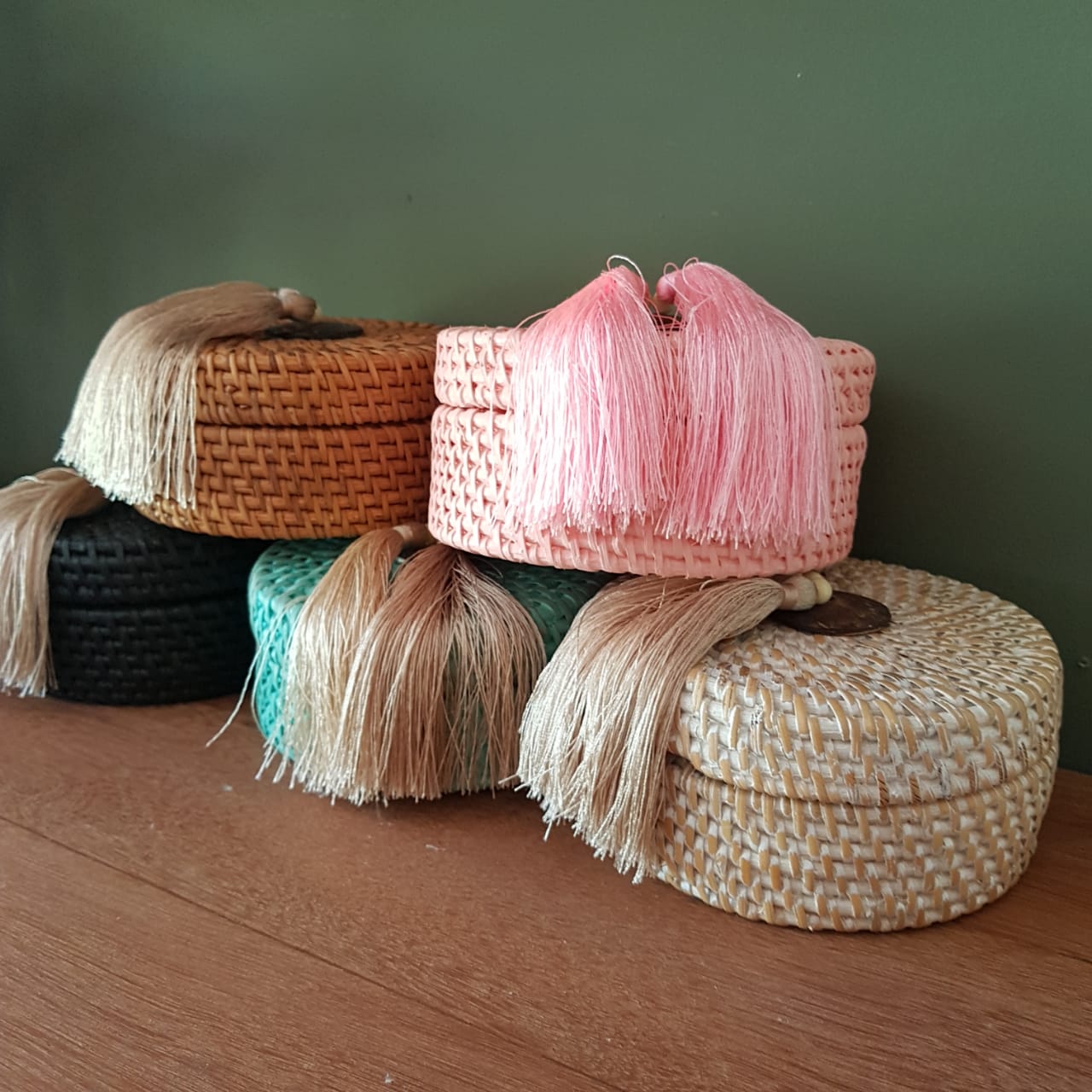 Handwoven Round Tassel Rattan Storage Box｜Boho Wicker Organizer｜Natural Decorative Container – Multiple Colors Available
